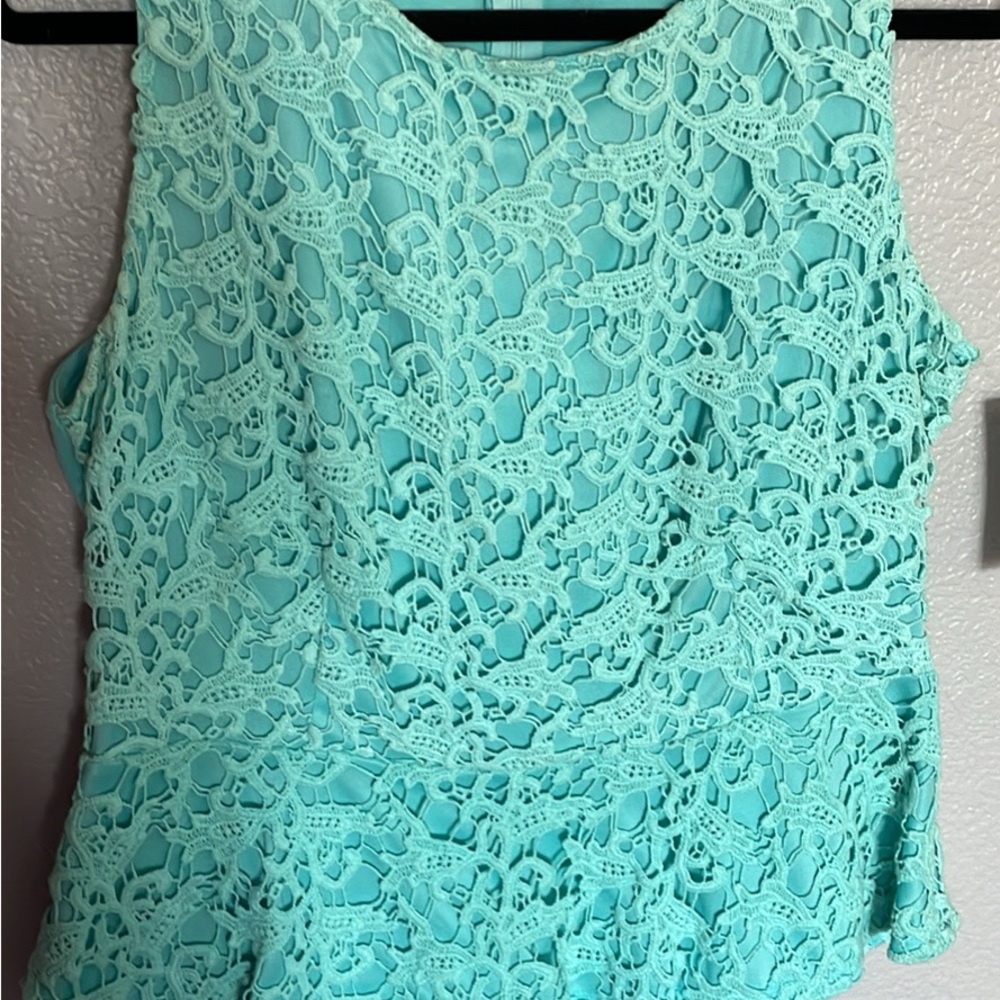 Elegant Lace Sleeveless Top - Mint Green